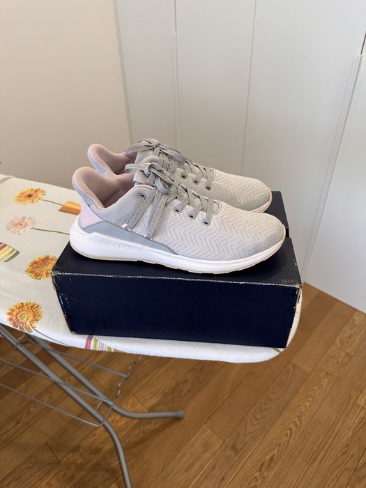 Продам женские кроссовки Reebok
