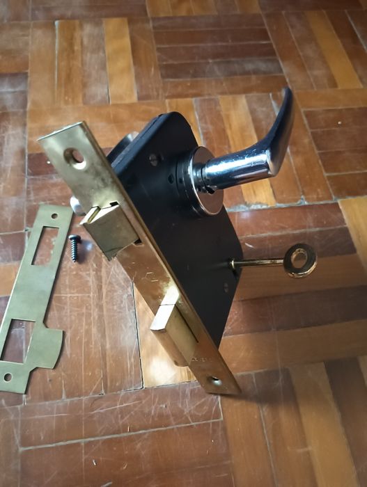 Fechadura de quarto (só tem uma chave) NOVA!*