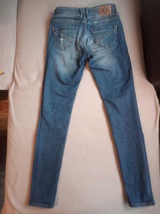 Jeansy slim, postarzane, z dziurami, vinted, Terranova, r. S