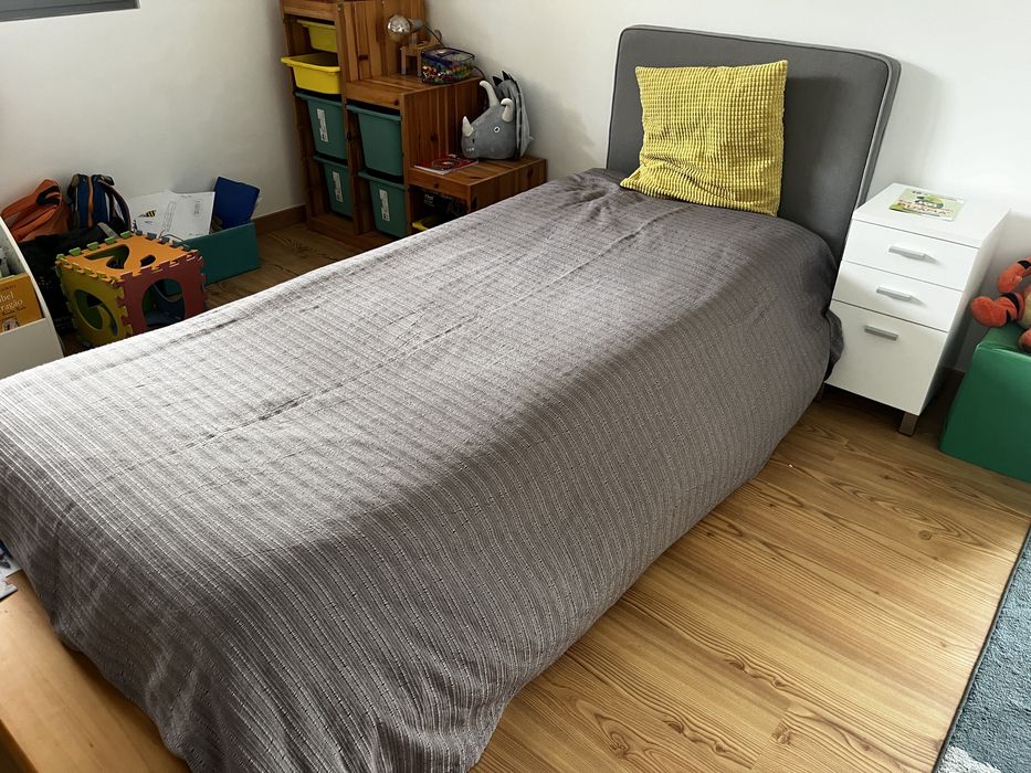 Colcha cinzenta para cama de solteiro