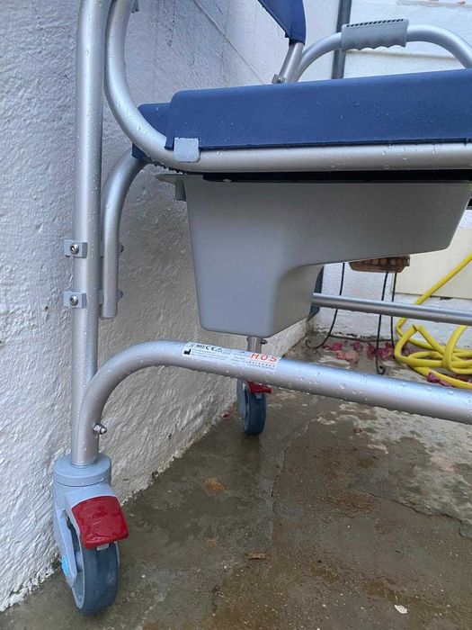 Cadeira higiénica com depósito