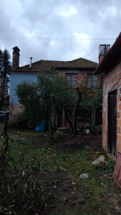 Vende  moradia bem localizada estrada principal