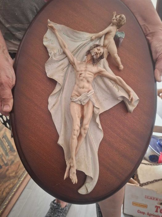 Crucifixo com base de madeira