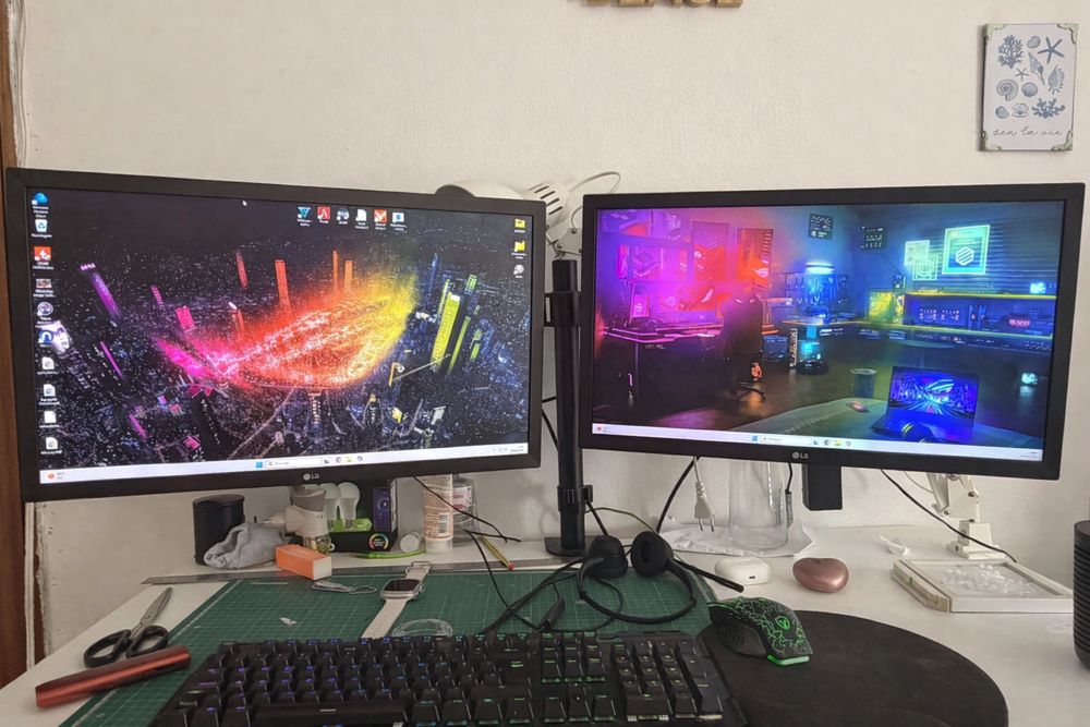2 Monitores LG + Braço Duplo VESA – Excelente Estado