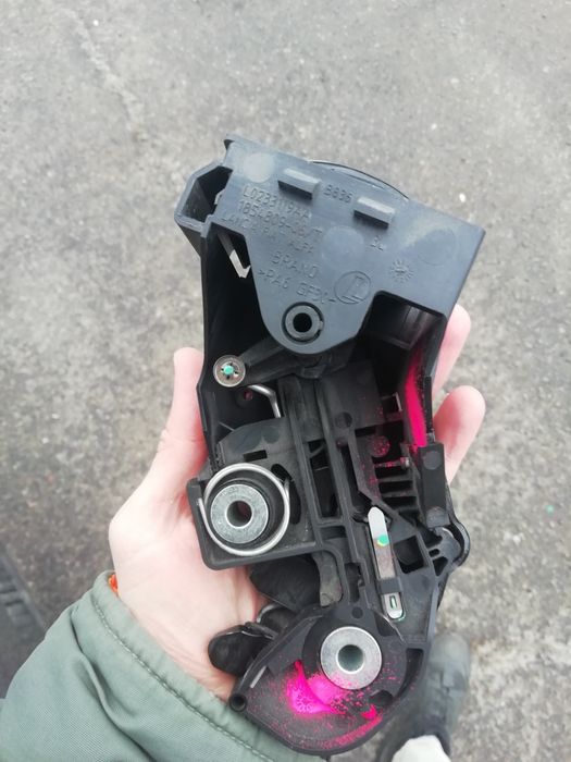 Замок відкидання спинки заднього дивану Jeep Renegade, лівий