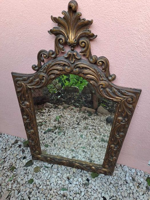 Espelho trabalhado em talha dourada