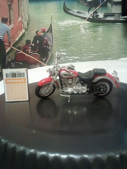 Мотоцикл из коллекции игрушка для детей или коллекция для взрослых