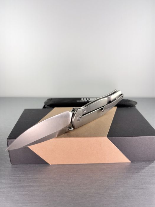Nóż WE Knife Esprit – Titanium Orange Peel, CPM 20CV, nowy