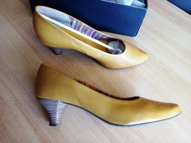 Практически новые туфли ТАМАРИС 40р стелька 25,5- 26 грязно желтые