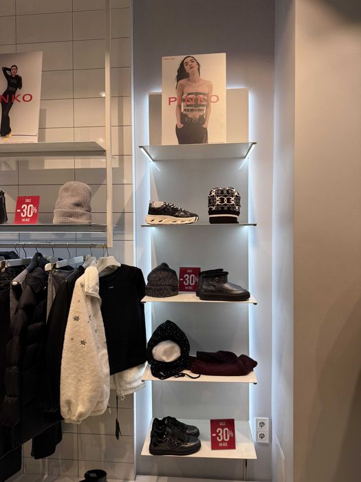 Меблі для магазину одягу