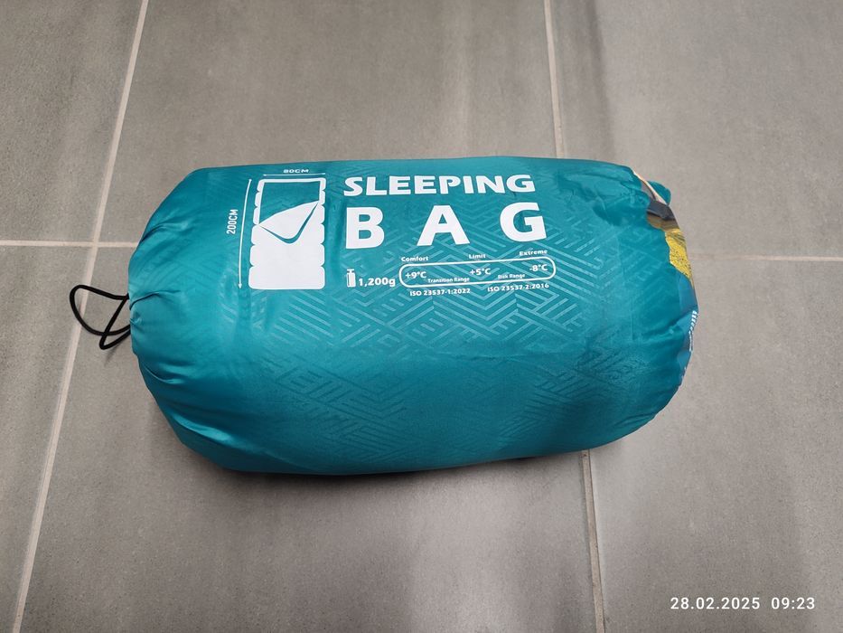 Nowy niebieski śpiwór podróżny