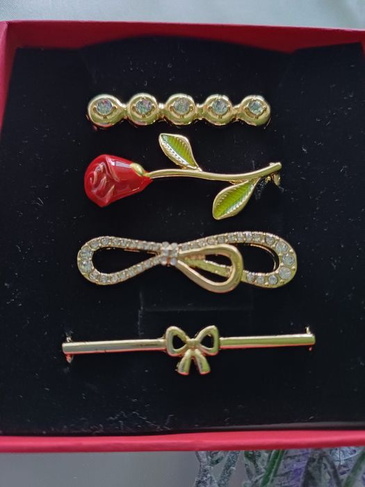 Przypinki z cyrkoniami na sznurówki- 4 szt