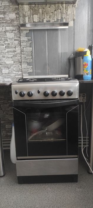 Продається газова плита Indesit
