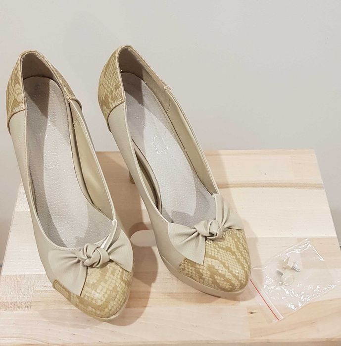 Buty na obcasie kremowe 40