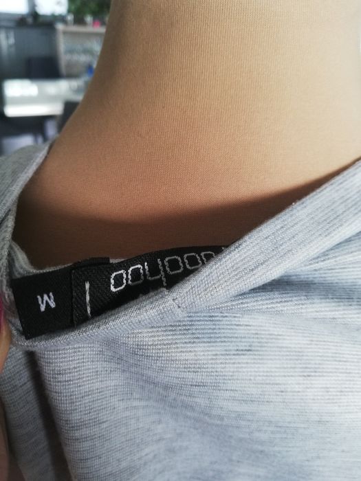 R. M szara bluza boohoo tęczowy lampas na rękawach