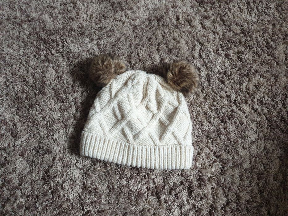 Kremowa czapka z pomponami , zimowa, ocieplana 6-12 miesiecy