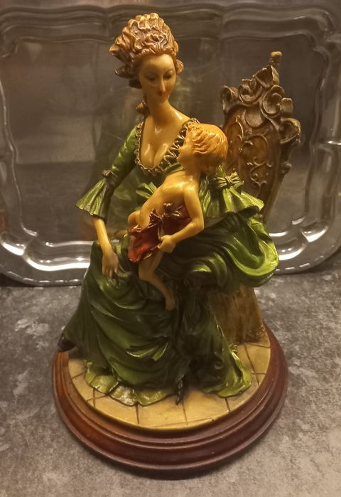 Estatueta " Mãe rica "