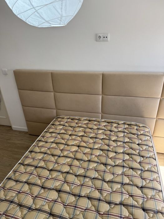 Cama de casal estofada + colchão (como nova – pouco uso)