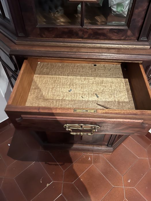 Armário de canto antigo