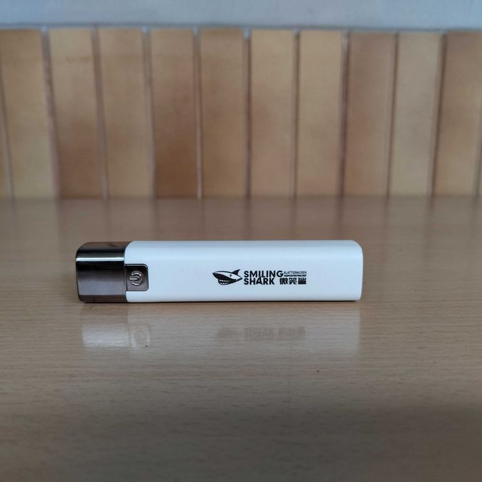 Lanterna Smiling Shark a Bateria