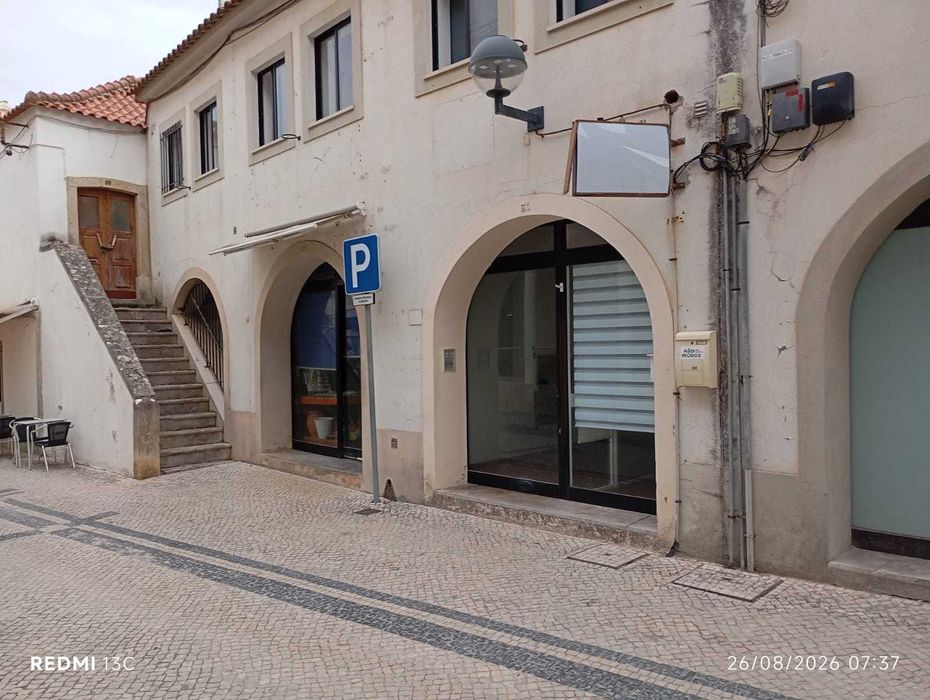 Arrenda-se pequeno espaço comercial na rua do comércio no Bombarral