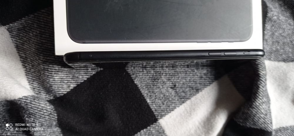 Телефон Apple 7+