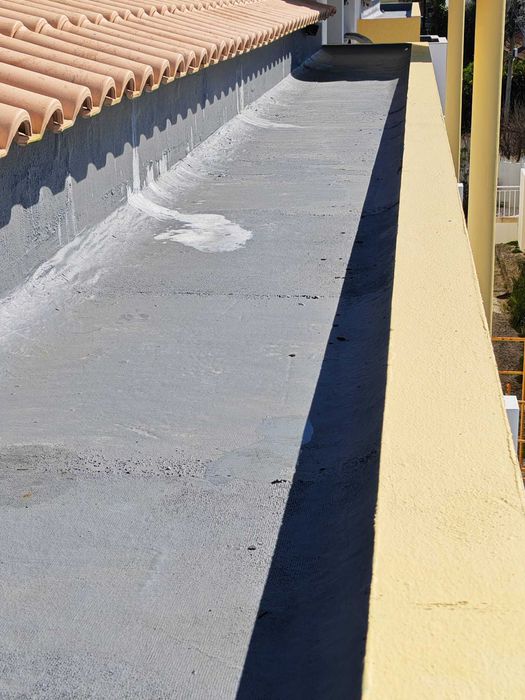 Faço pequenos trabalhos de construção pintura eletrecidade e canalização.