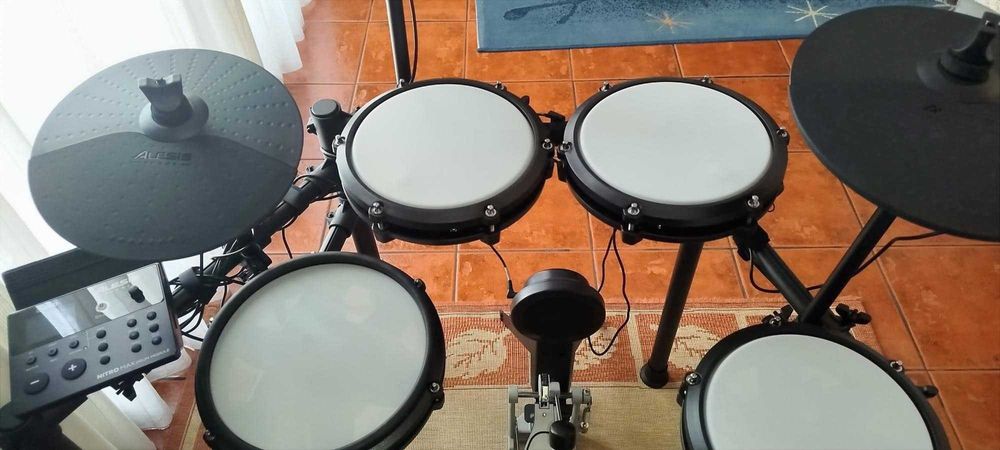 Bateria Eletrónica Alesis Nitro Max Kit (COMO NOVA)