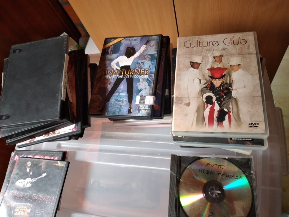 Vendo DVD's e CD's