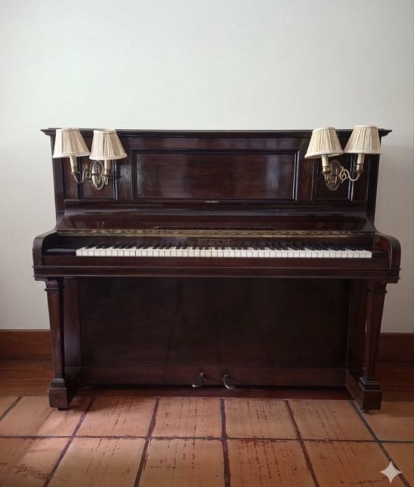 Piano Vertical PLEYEL LYON & CIE com Candeeiros