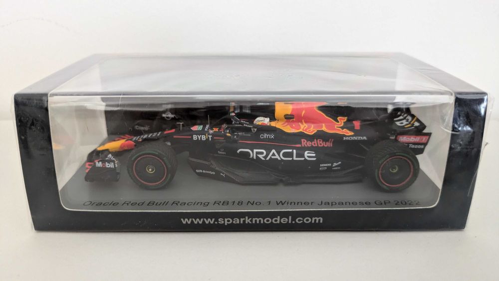 Miniatura Spark F1 1:43 Red Bull Racing RB18 #1 Max Verstappen Vencedor GP Japão 2022 Campeão Mundo F1