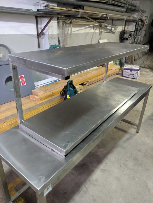 Conjunto de prateleiras robustas totalmente em aço inox. Em bom estado