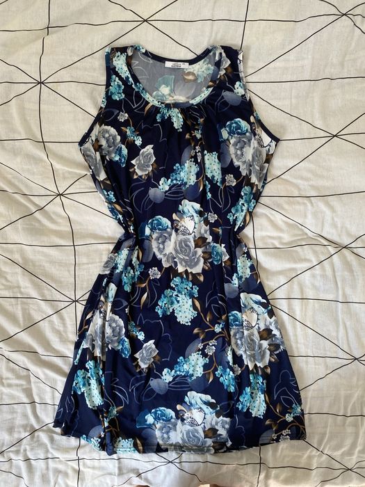 Luzna granatowa sukienka na codzien wzor w kwiaty, bez rekawow