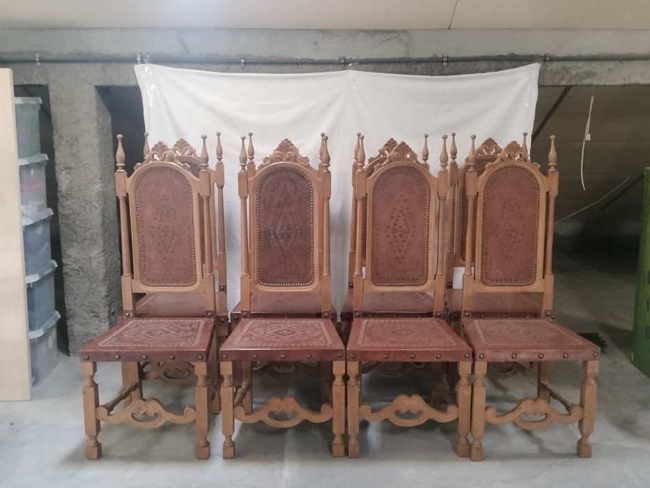 Conjunto de 8 cadeiras de couro/cabedal/pele