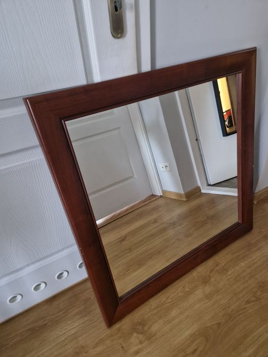 Duże lustro w drewnianej ramie