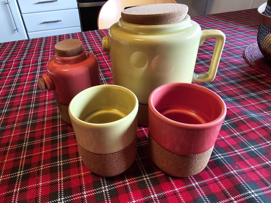 Conjunto design de bule, leiteira e 2 chávenas