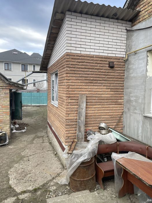 Продам будинок 1/3  зі землею