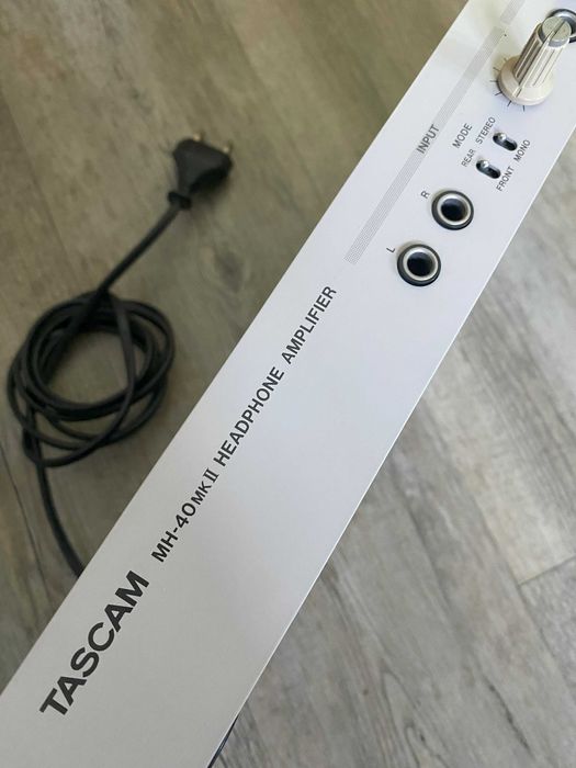 Amplificador de Auscultadores TASCAM MH 40 MK II - Oportunidade
