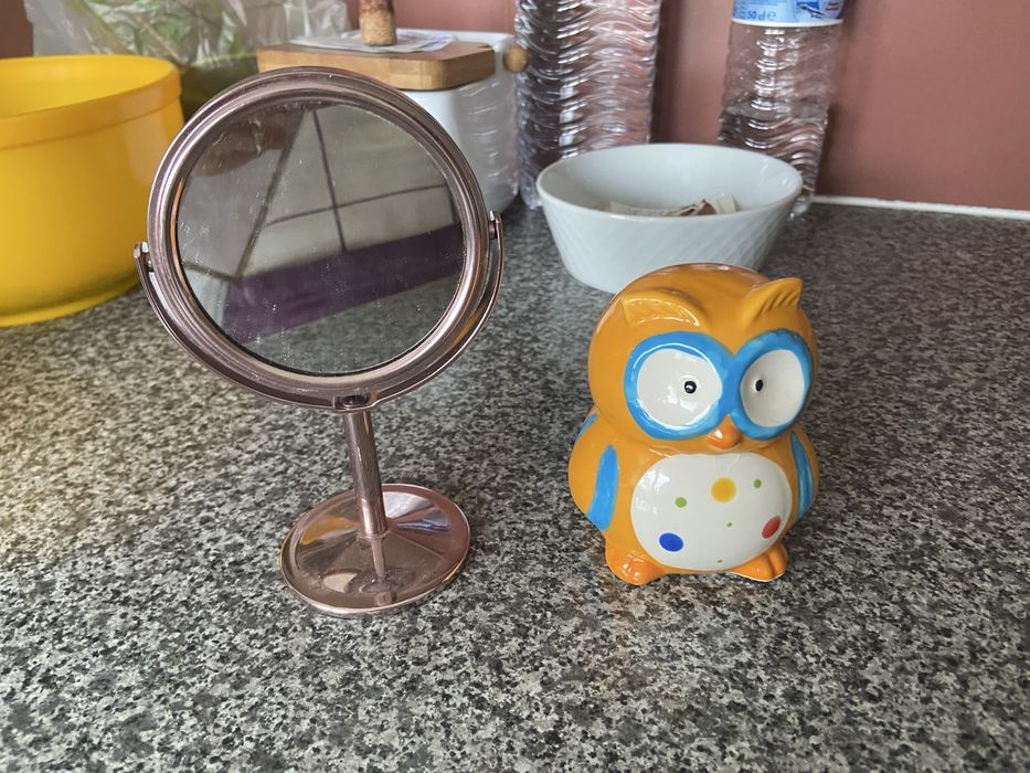 Um megalheiro um espelho e um guarda joias da disney