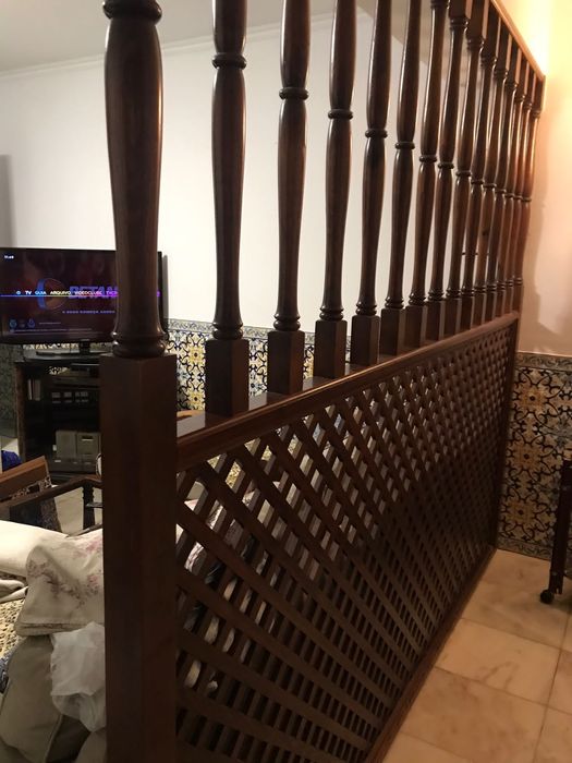 Grade/Divisória em madeira trabalhada