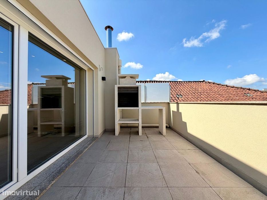 Penthouse T3 nova no Centro da Cidade com elevador e garagem