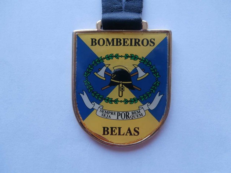 Vários crachás de bombeiros