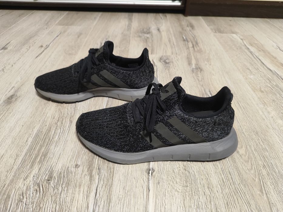 кросівки Adidas Swift Run р-41