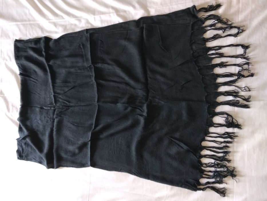 Echarpe de cor preta.