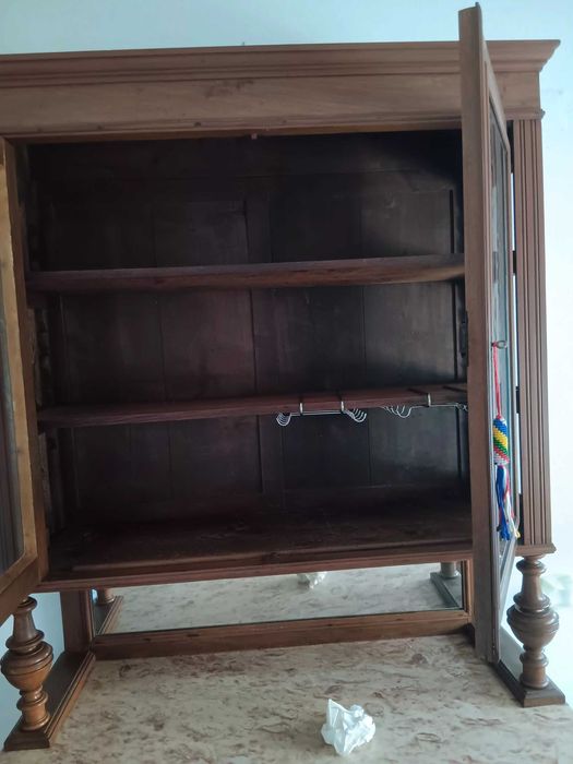 Cristaleira centenária para desocupar