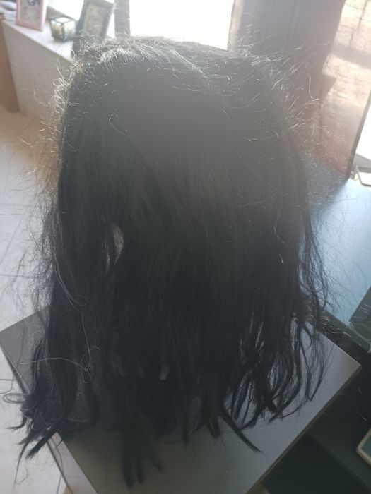 Peruca preta com madeixa branca