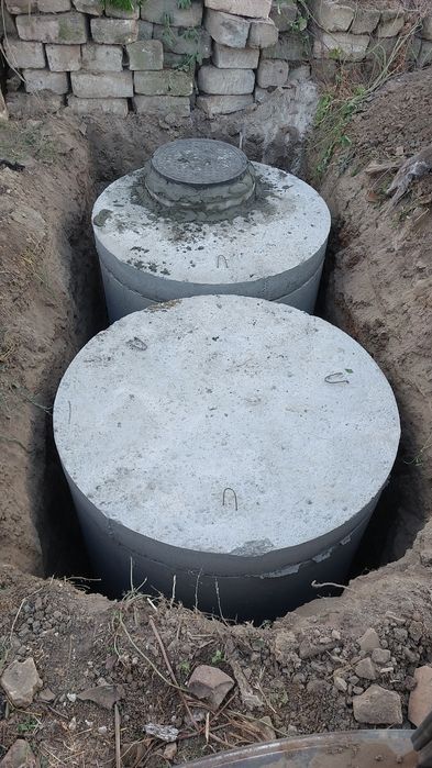 Кільце бетонне. Кришка. Септик. Яма. Екскаватор. Щебінь. Каналізація.