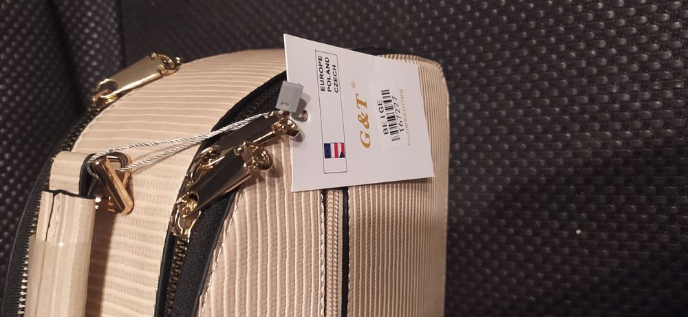 Torebka, kuferek beżowy ze złotymi dodatkami. Nowa