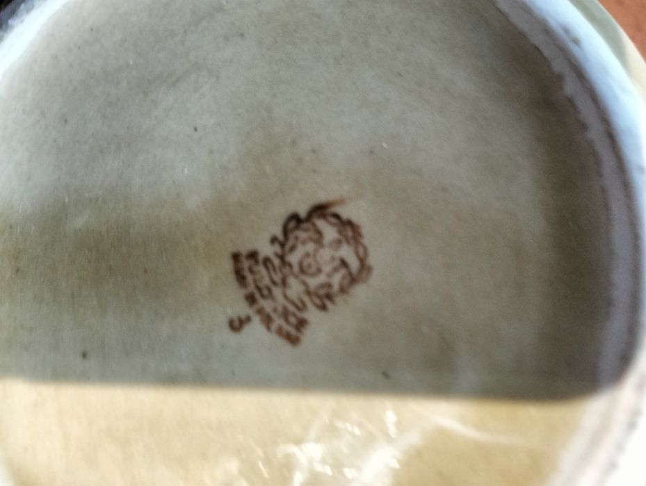 Kolekcja brązowej porcelany.