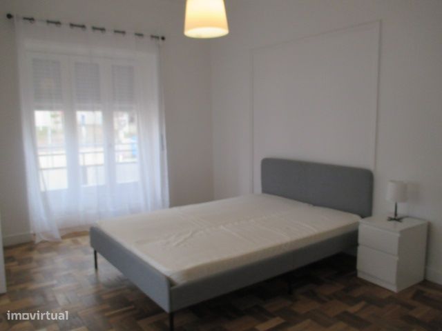 Quarto individual para menina estudante, em Celas